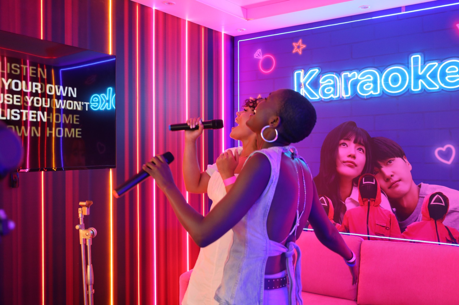 A person singing into a microphone

Description automatically generated