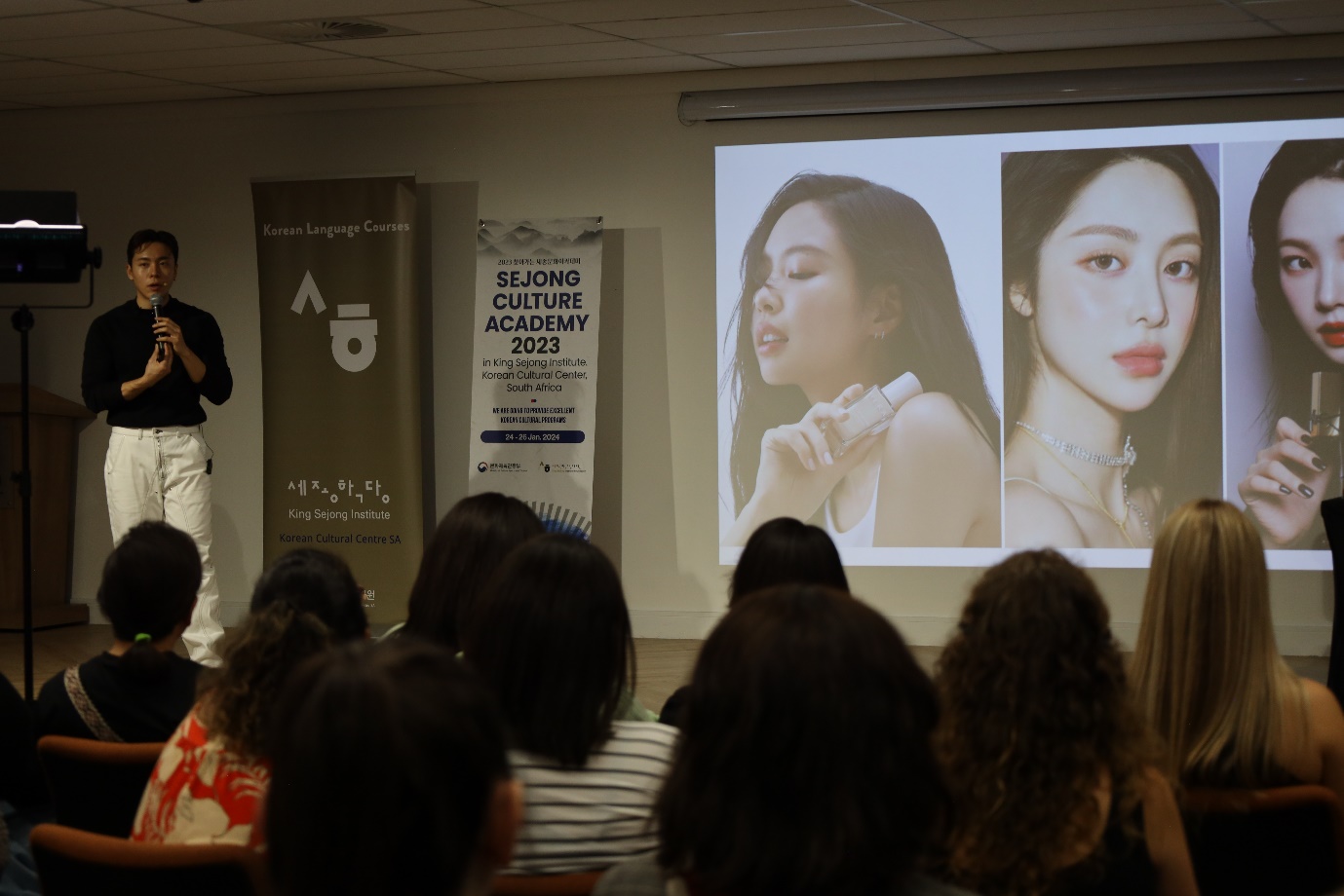 A person giving a presentation to a group of people

Description automatically generated