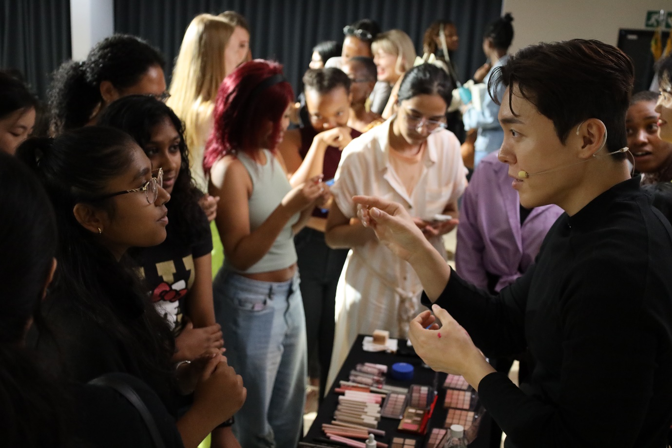 A person giving a presentation to a group of people

Description automatically generated