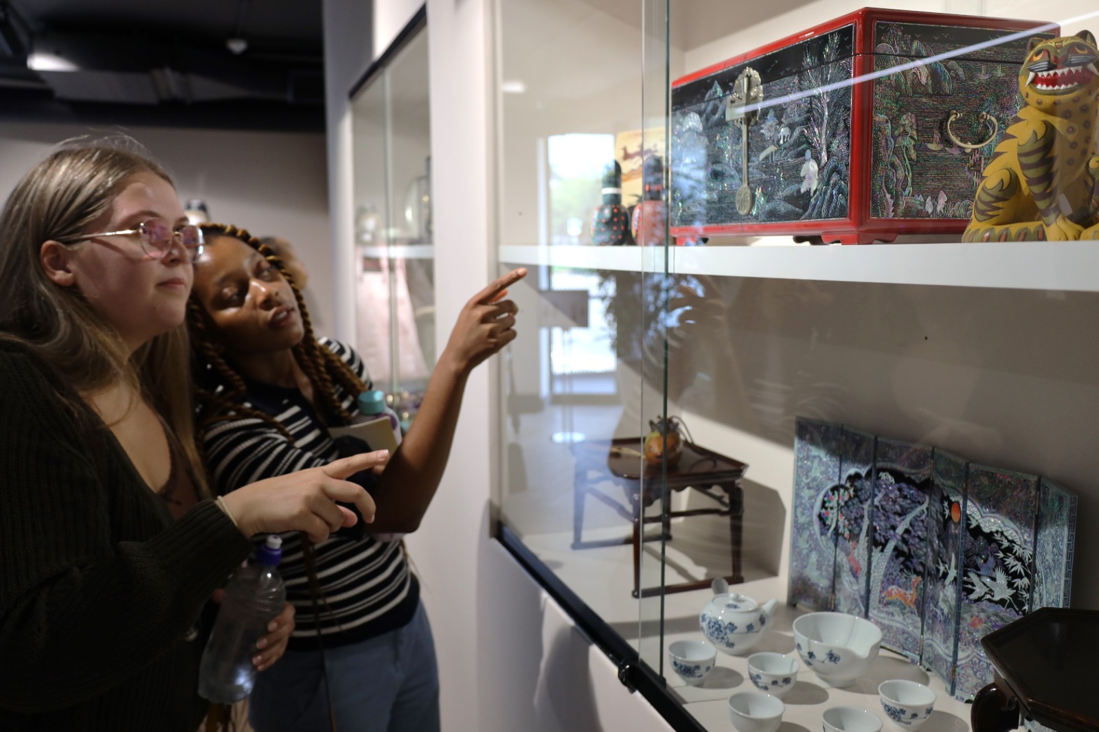 A group of people looking at a display

Description automatically generated
