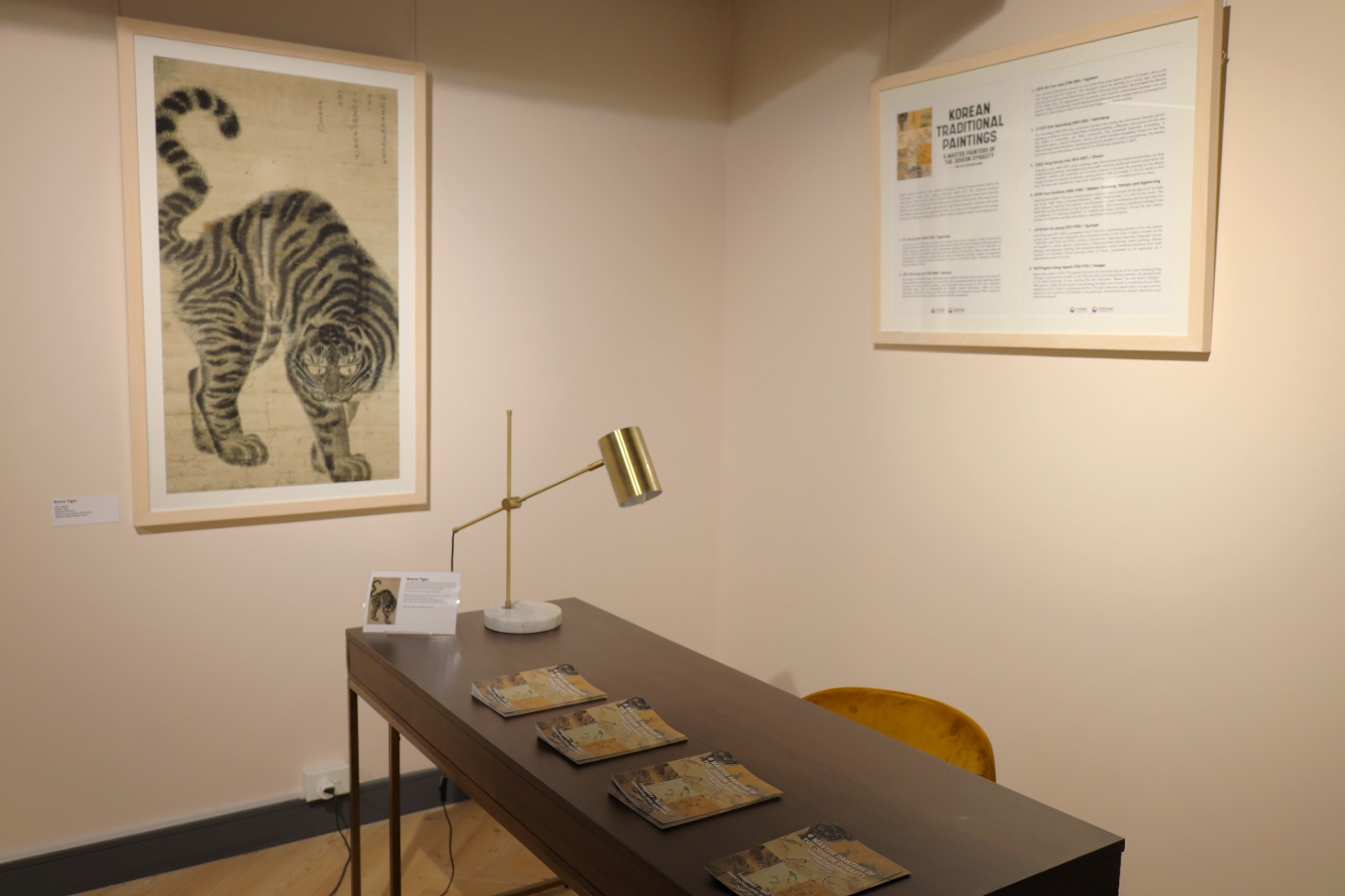 A desk with a lamp and a picture of a cat on it

Description automatically generated