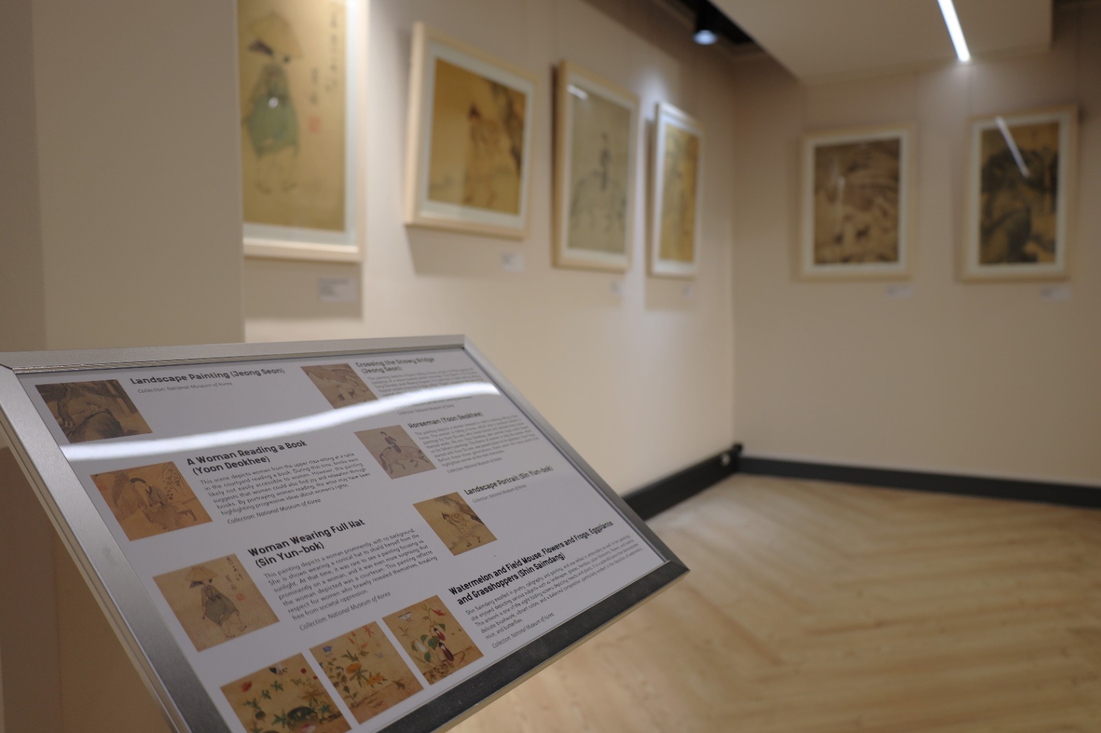 A close-up of a display

Description automatically generated