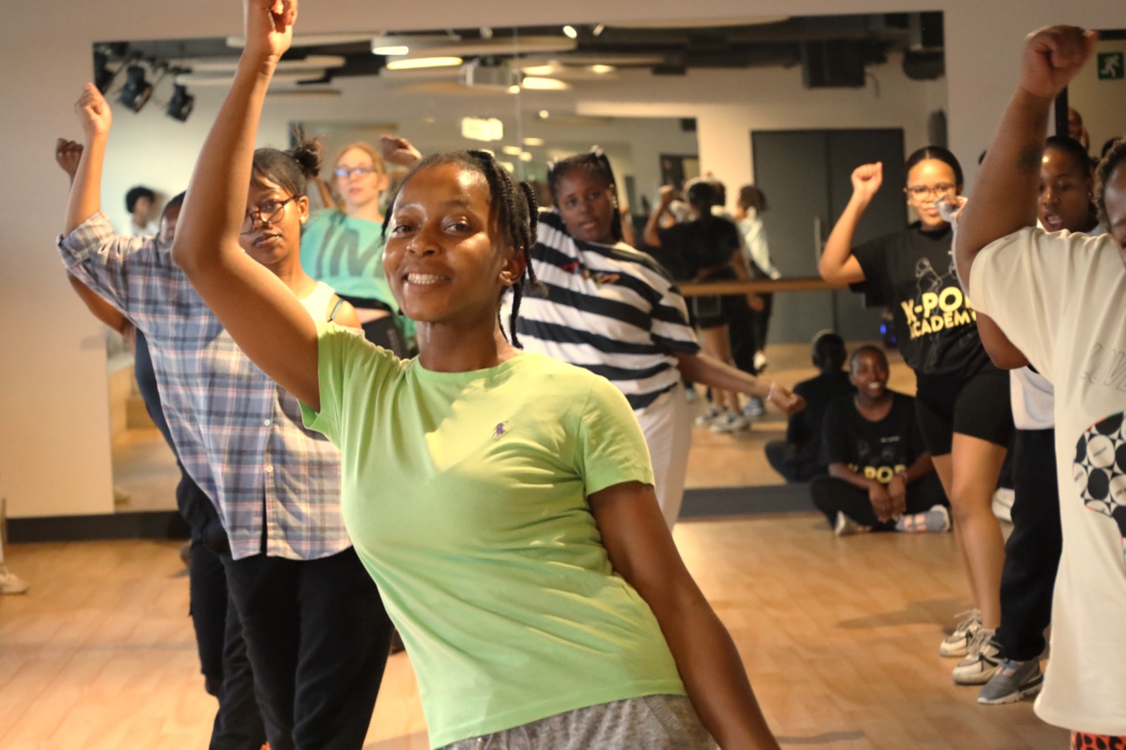 A group of people dancing in a dance studio

Description automatically generated