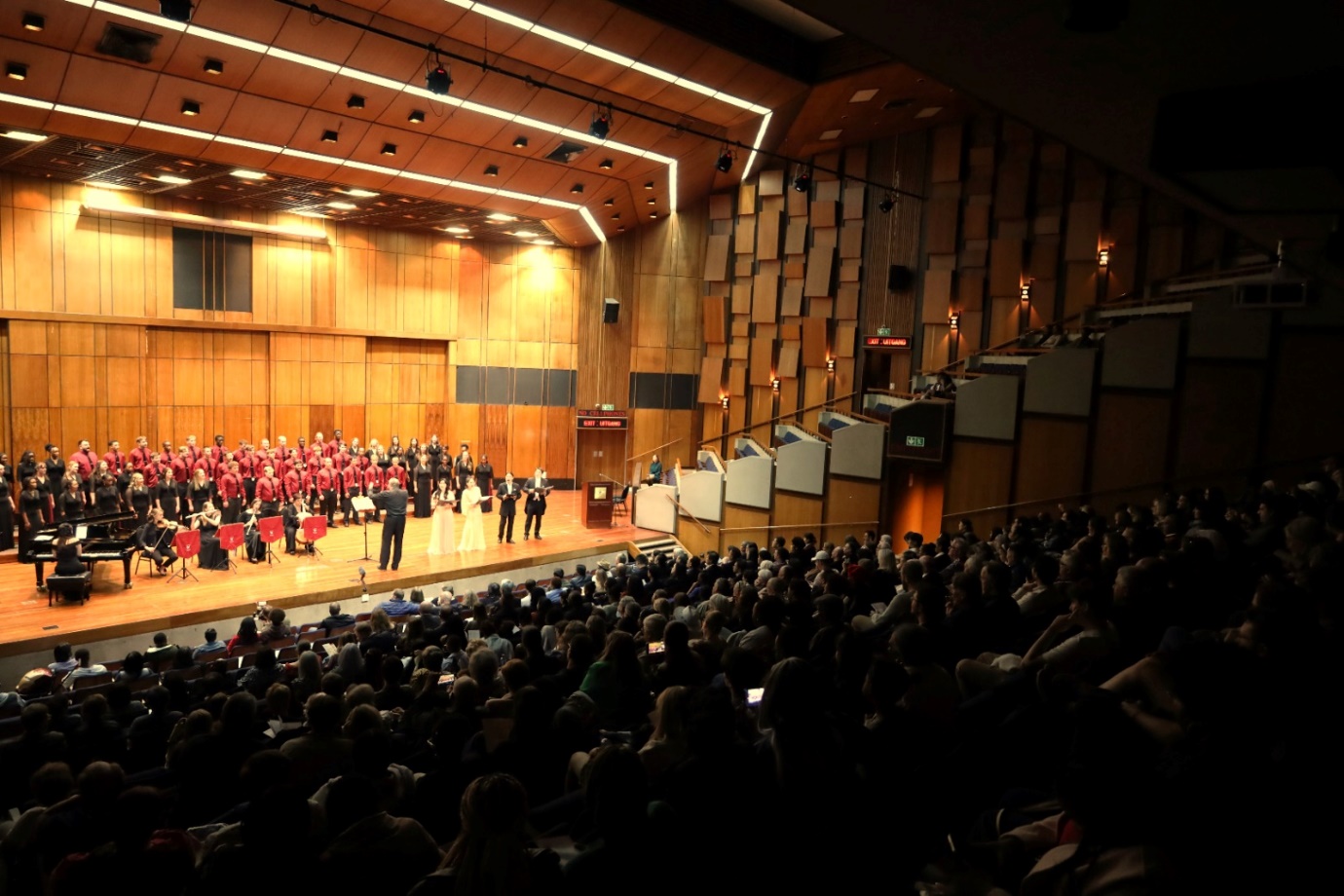 A group of people in a concert hall

Description automatically generated