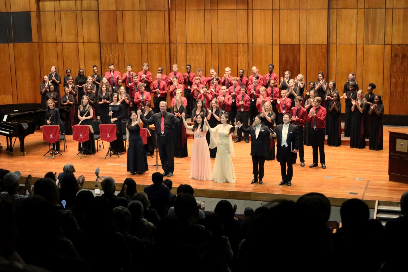 A group of people on a stage

Description automatically generated