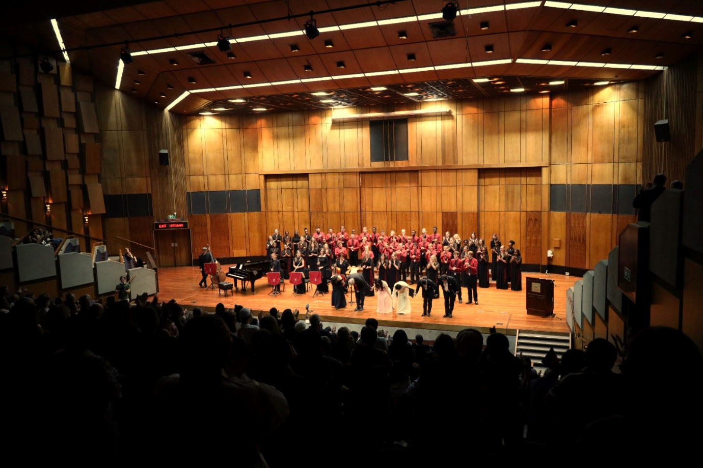A group of people on a stage

Description automatically generated
