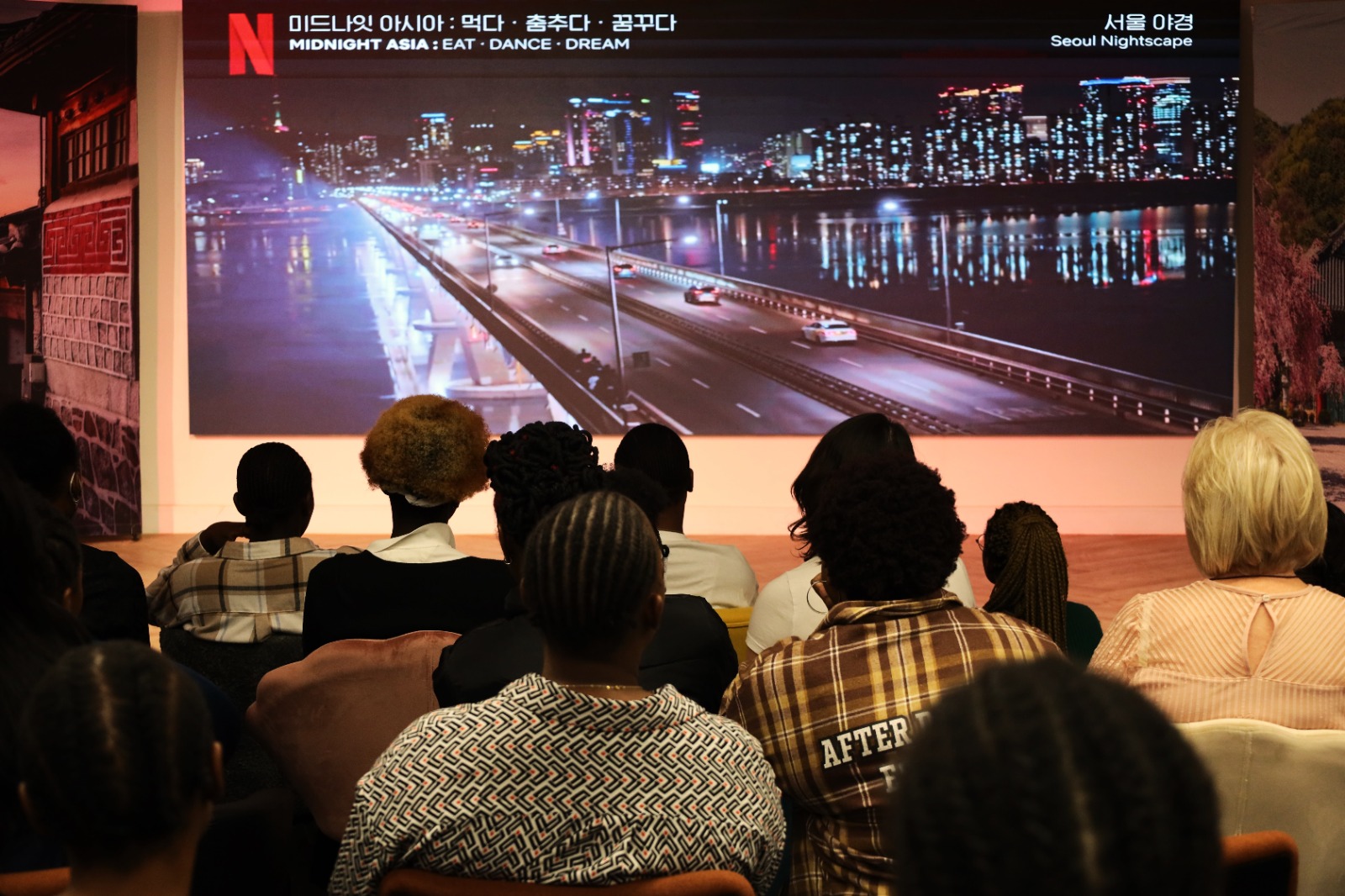 A group of people watching a presentation

Description automatically generated