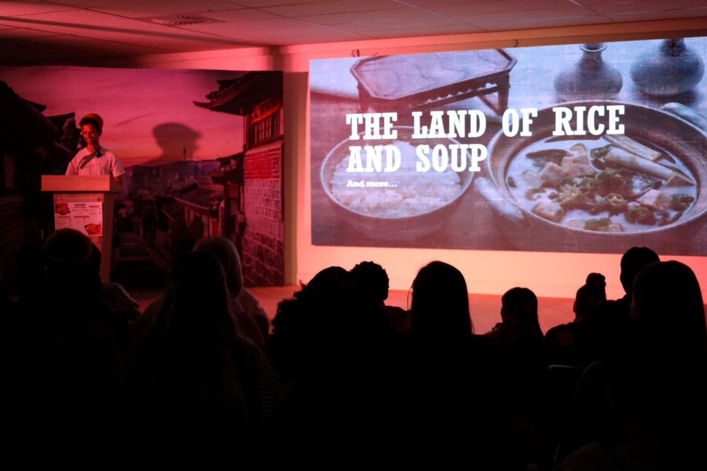 A group of people watching a presentation

Description automatically generated
