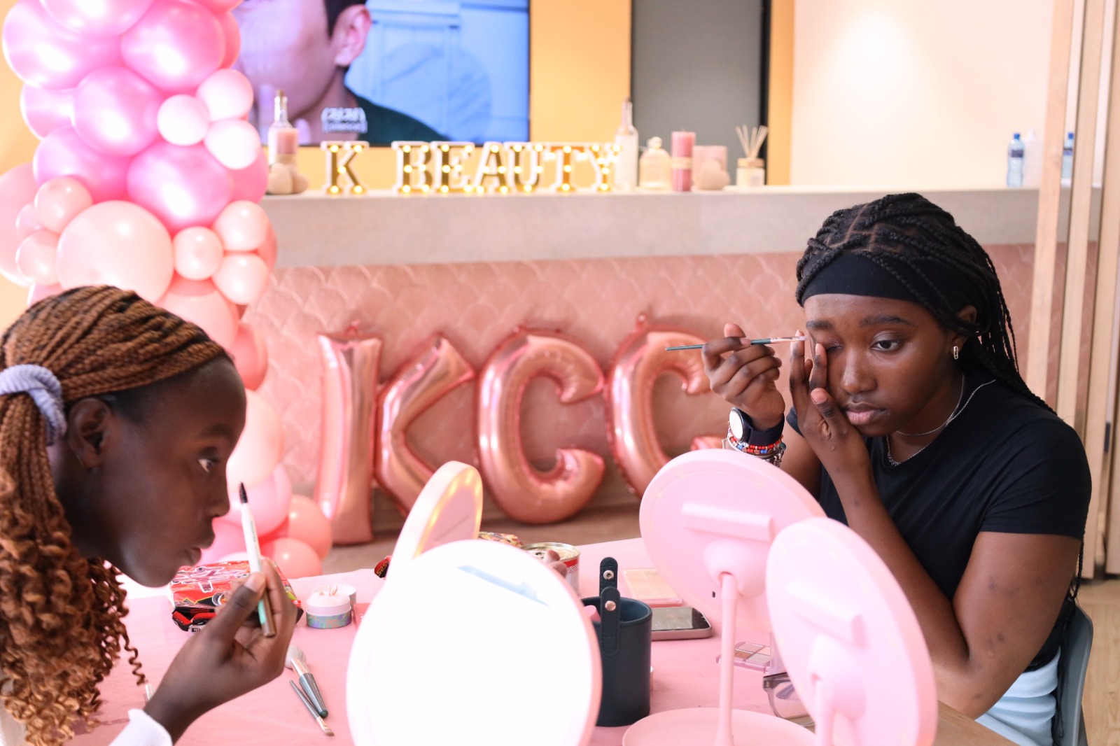 A group of women doing makeup

Description automatically generated