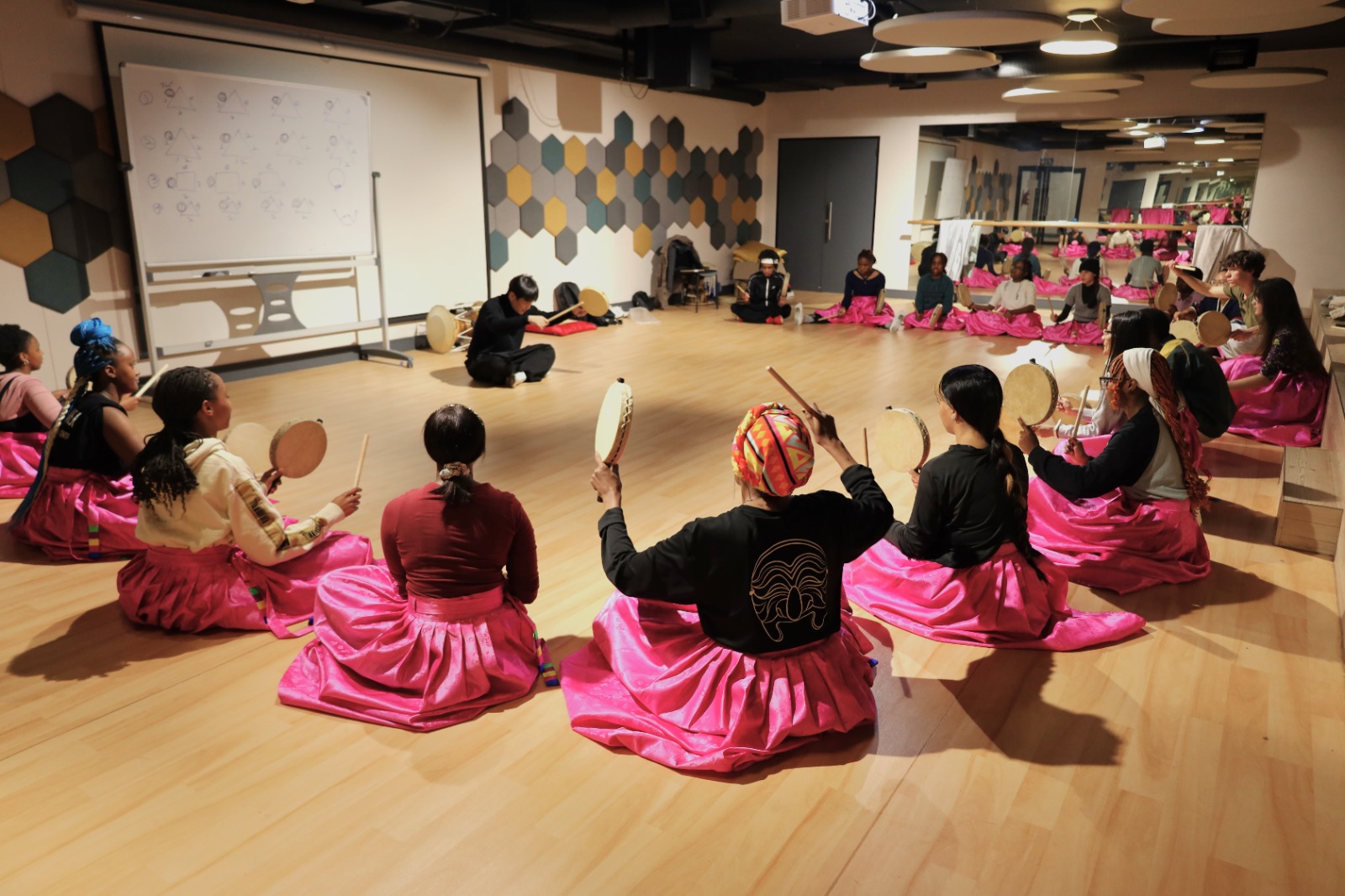 A group of people sitting on the floor

Description automatically generated