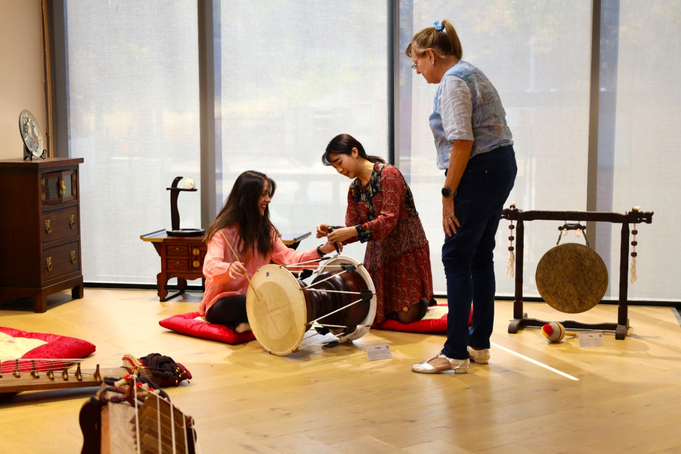 A group of women playing drums

Description automatically generated