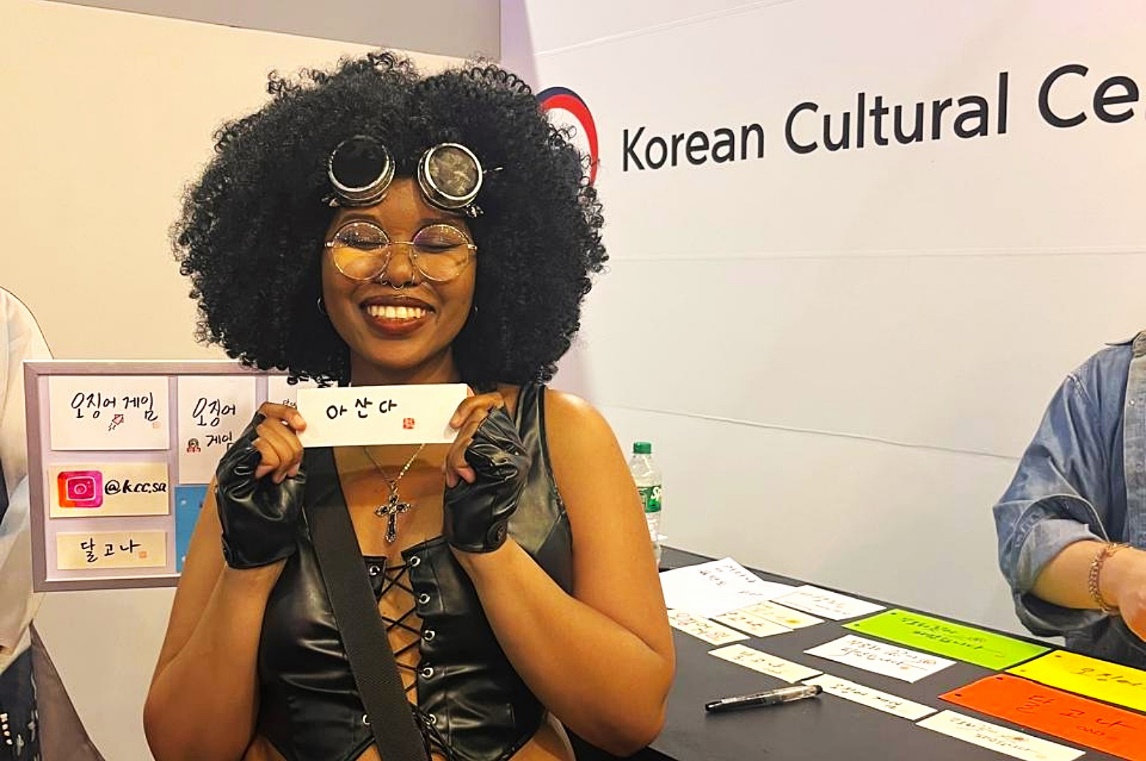 A person wearing goggles and holding a piece of paper

Description automatically generated