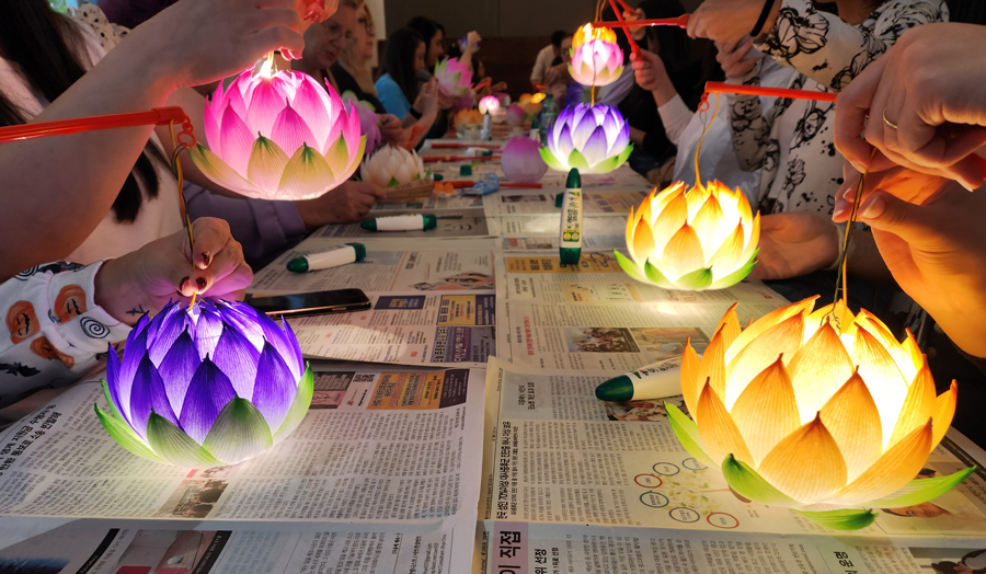 Lotus Lantern workshop in Rome : Korea.net : The official website of the Republic of Korea