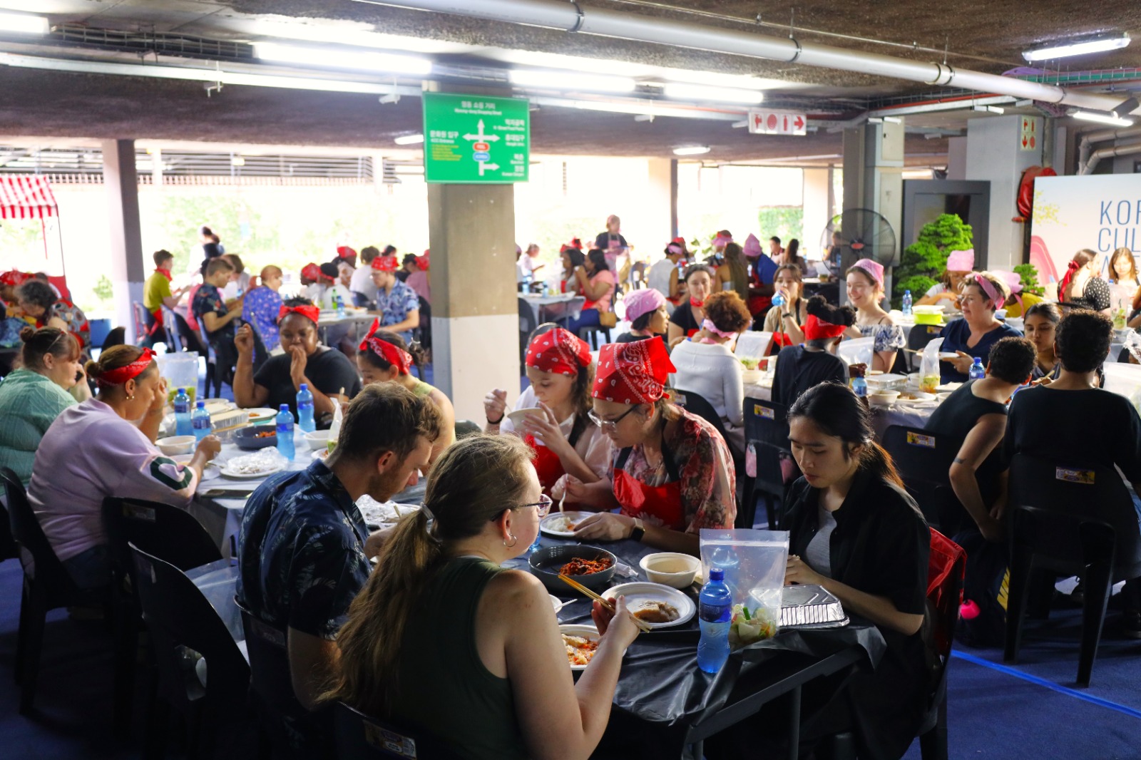 A group of people eating at tables

Description automatically generated