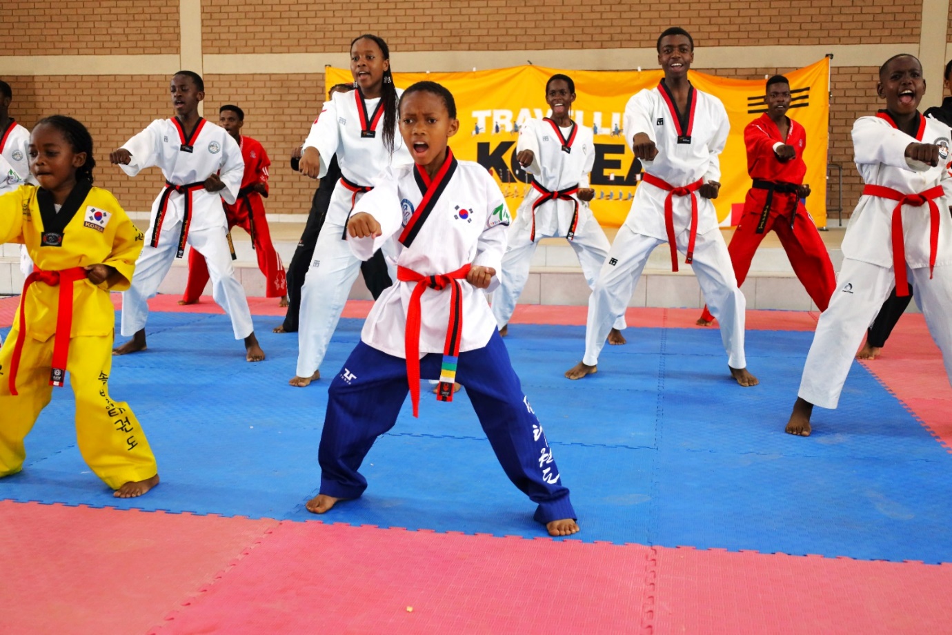 A group of people in karate uniforms

Description automatically generated
