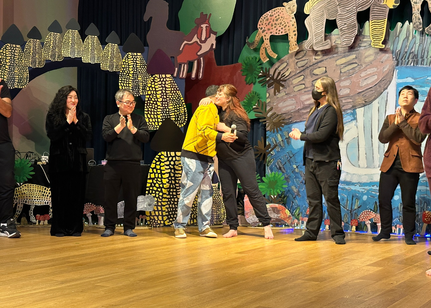 During the audience conversation, Studio Ordinary's representative, Se-hwan Noh, and Propeller Dance's Artistic Director, Amelia, sharing a hug
