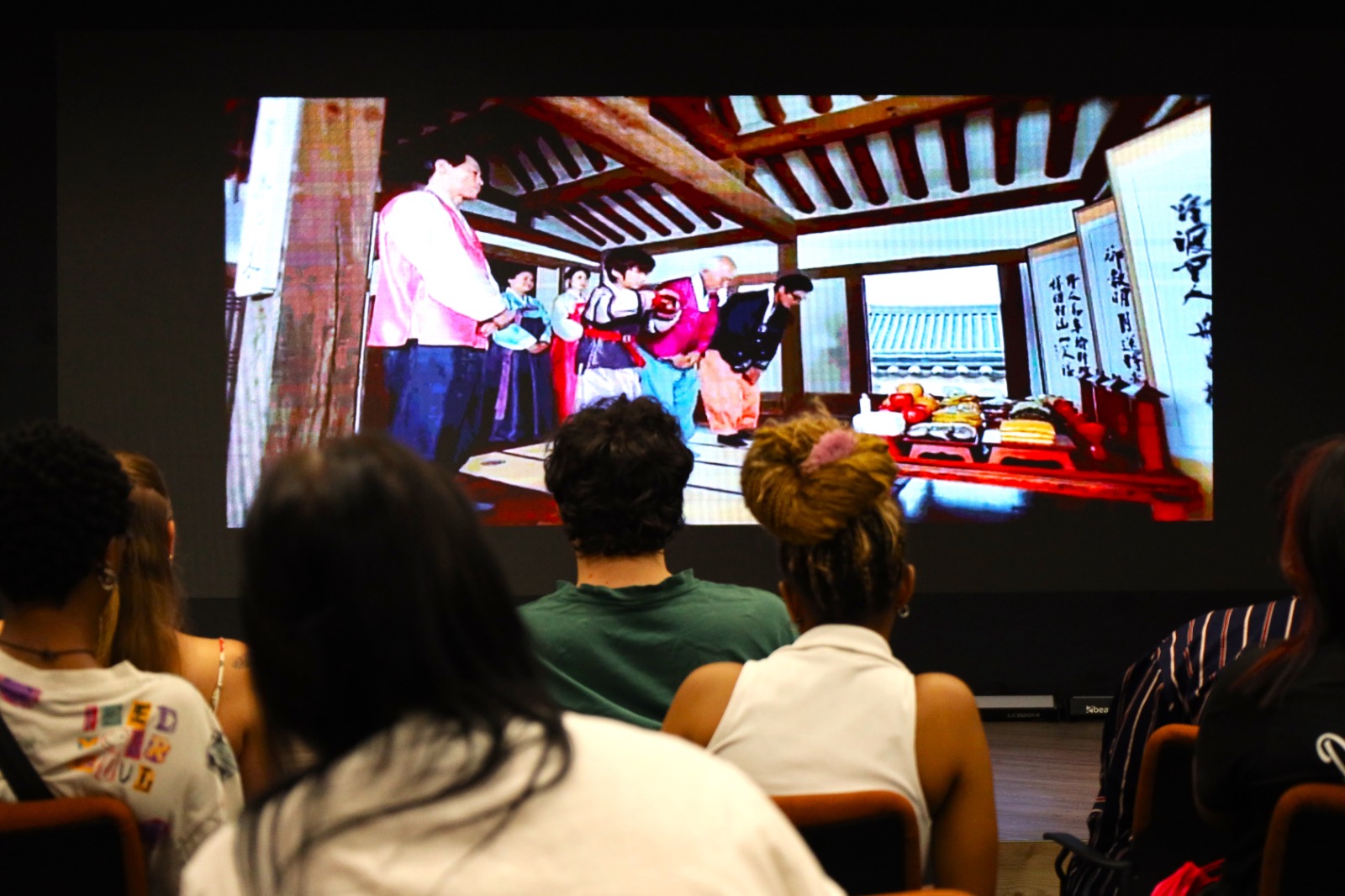 A group of people watching a show

AI-generated content may be incorrect.