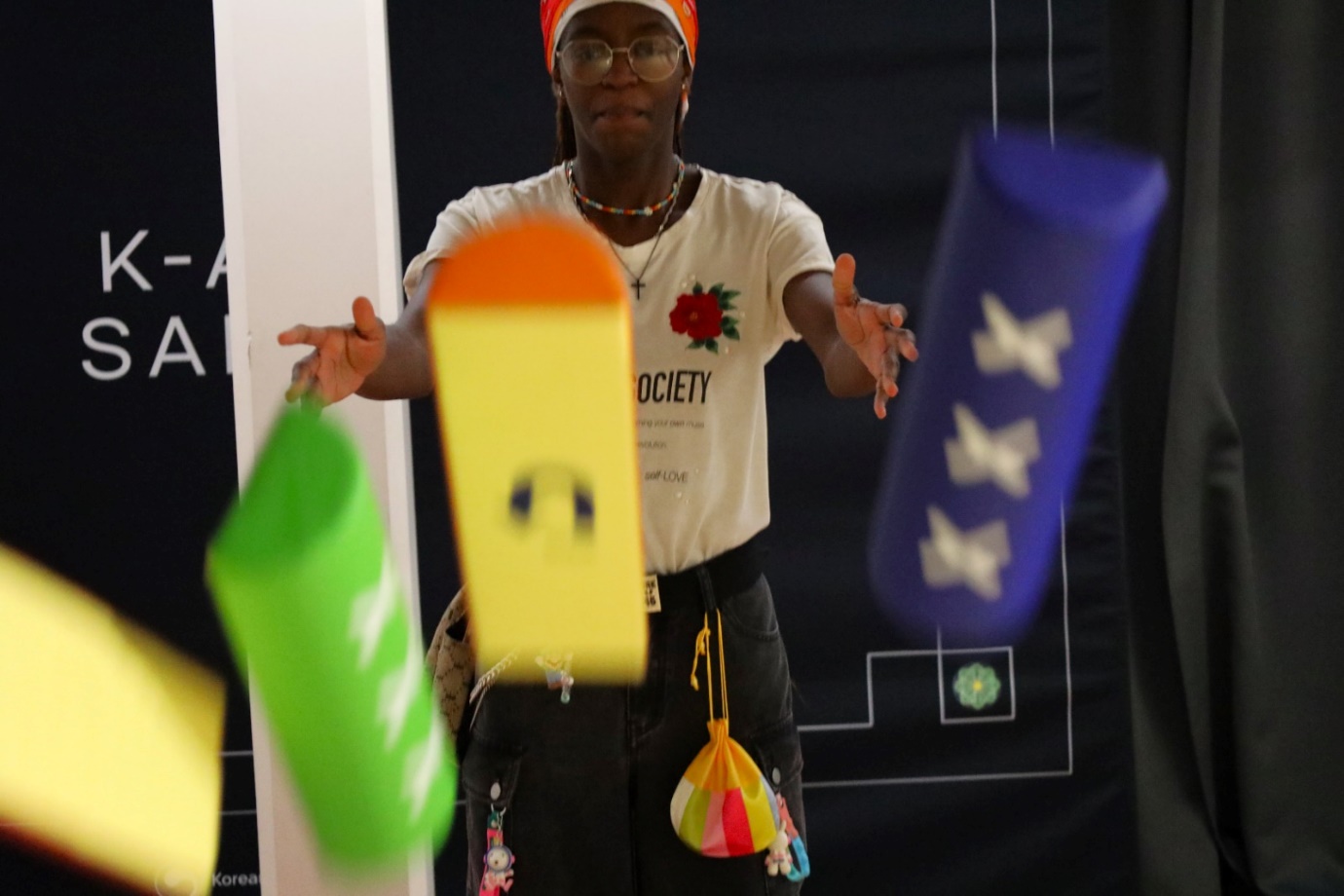 A person throwing colorful objects

AI-generated content may be incorrect.
