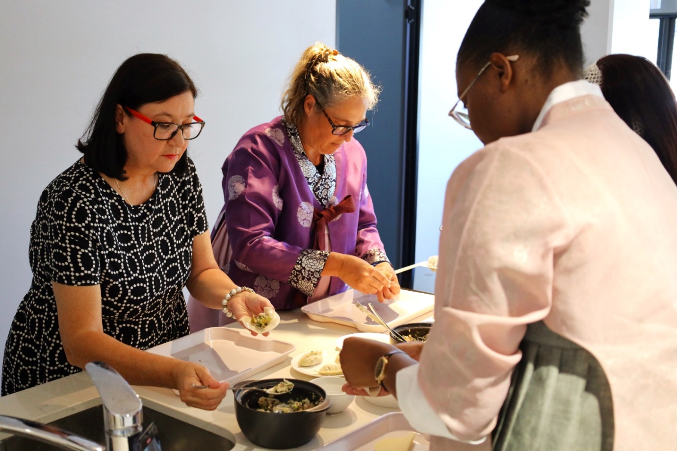 A group of people preparing food

AI-generated content may be incorrect.