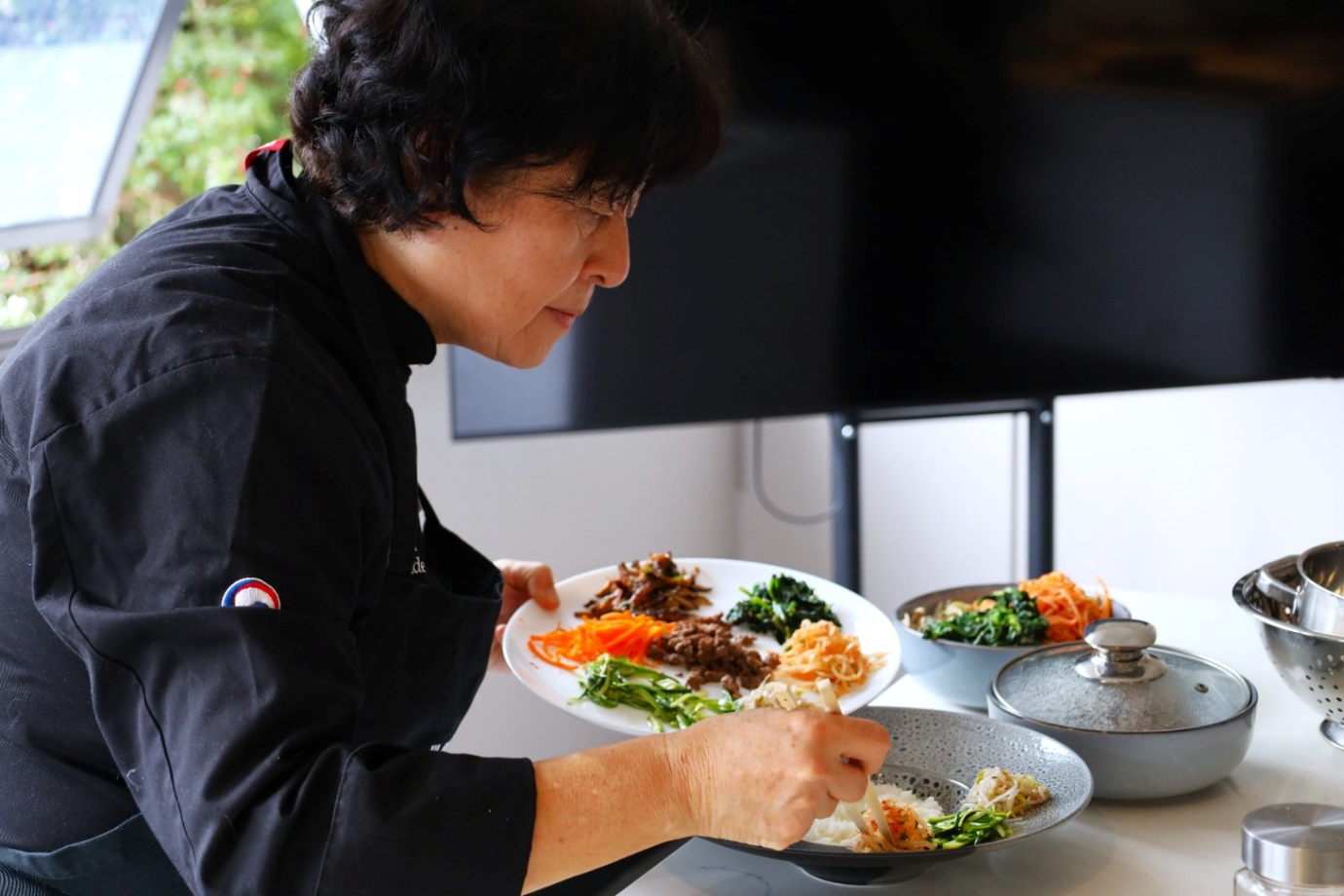 A person holding a plate of food

AI-generated content may be incorrect.