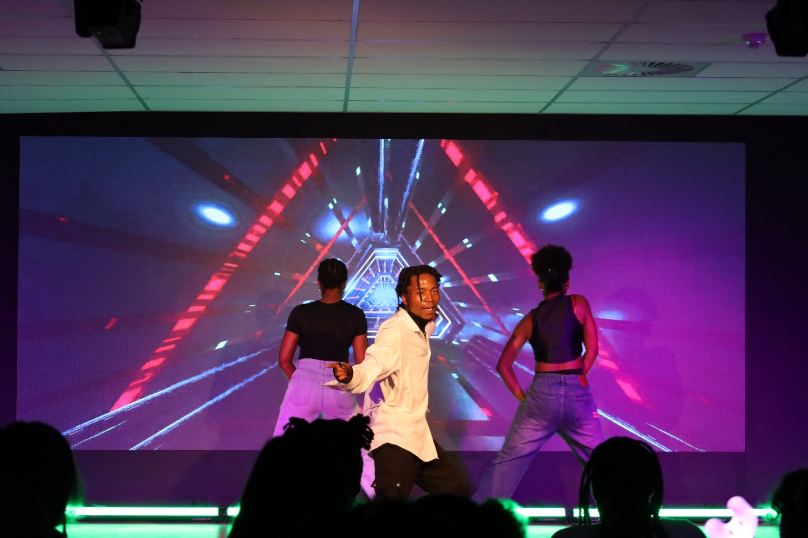 A group of people dancing on stage

AI-generated content may be incorrect.
