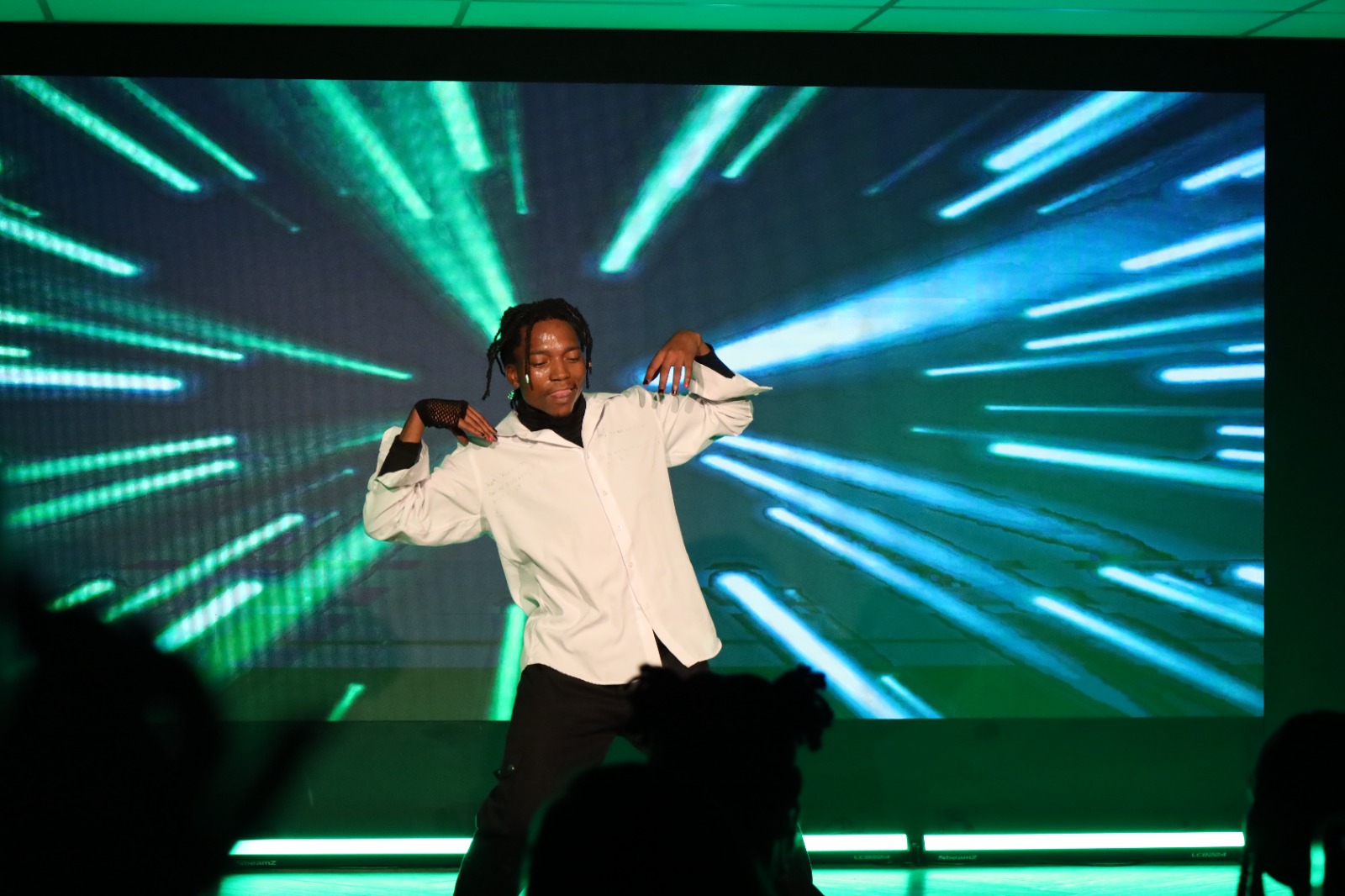 A person dancing on stage

AI-generated content may be incorrect.