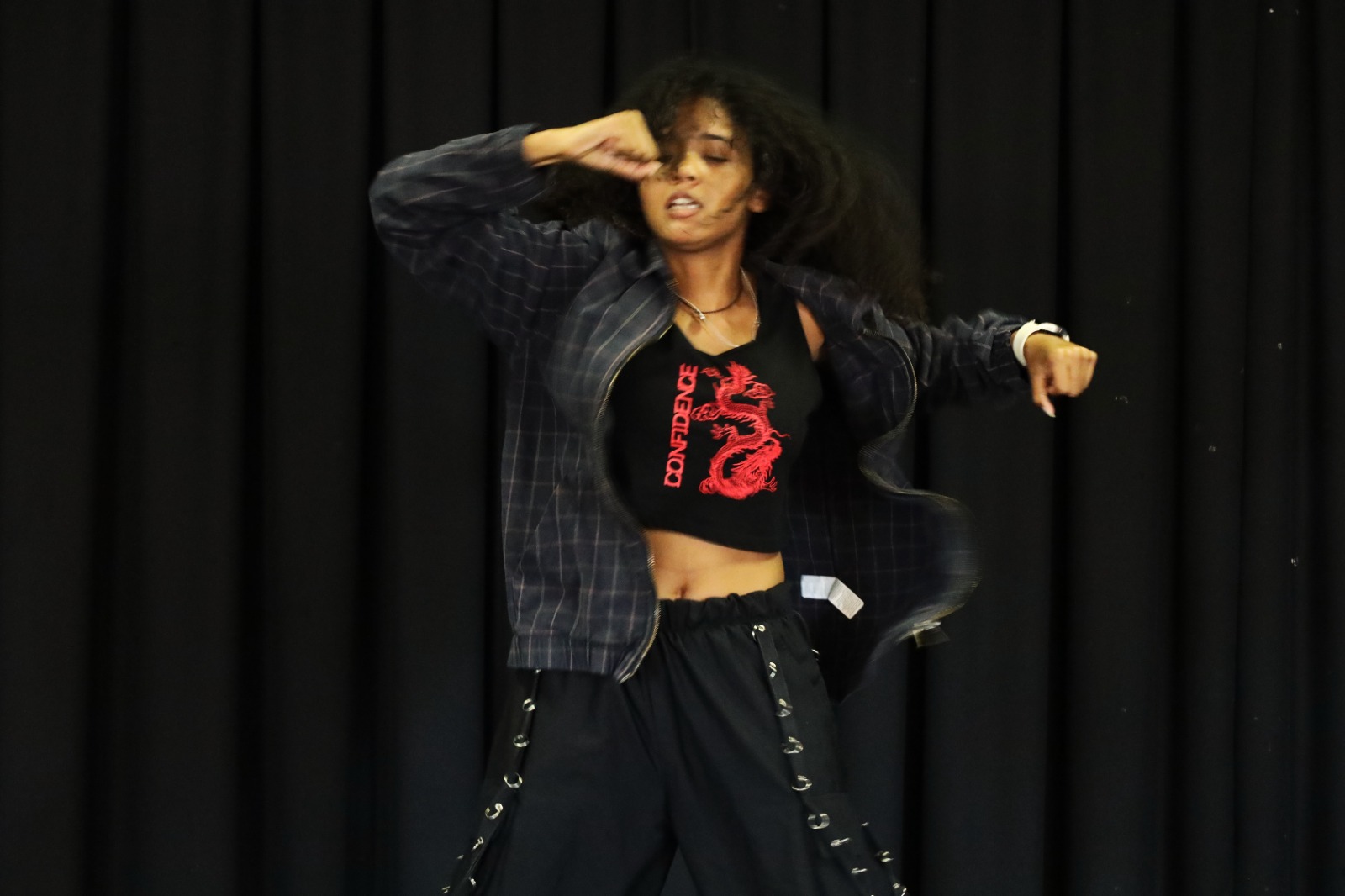 A person dancing on stage

AI-generated content may be incorrect.