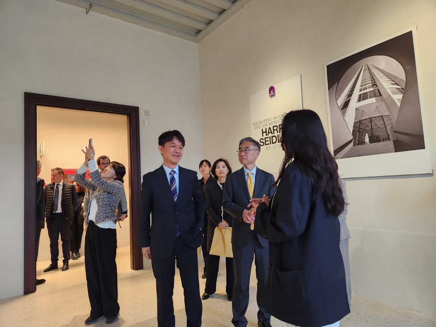 국립현대미술관 주최 정영선 조경가의 순회 전시 개막식에 참가한 용호성 문화체육관광부 1차관 모습