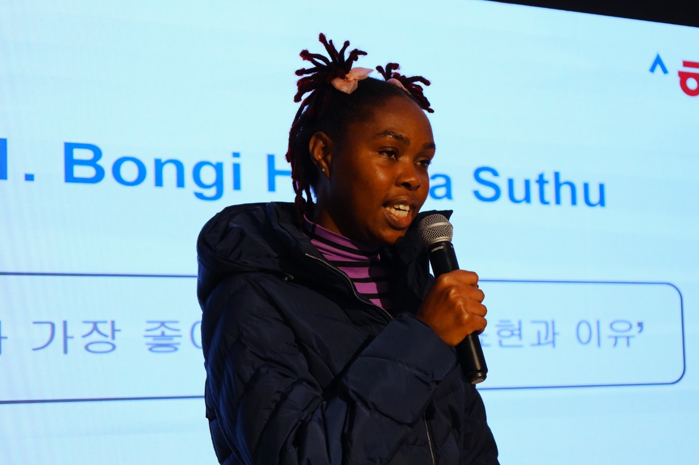 A person speaking into a microphone

AI-generated content may be incorrect.