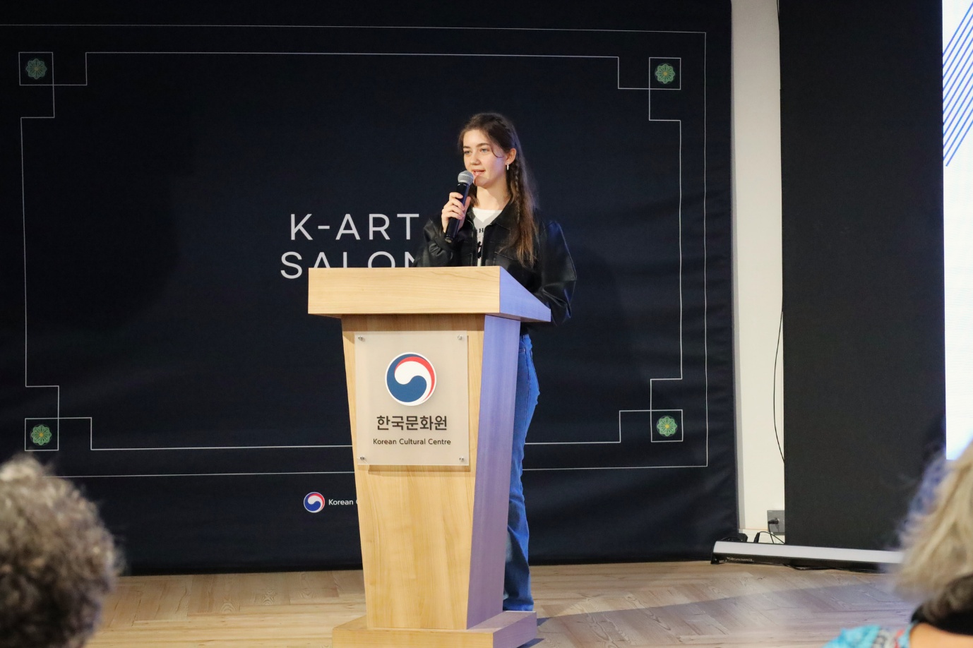 A person standing at a podium

AI-generated content may be incorrect.