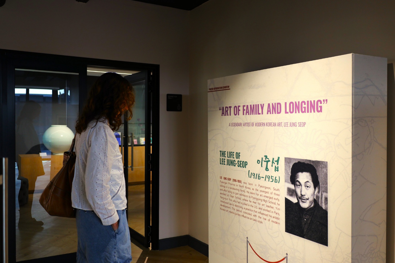A person looking at a poster

AI-generated content may be incorrect.