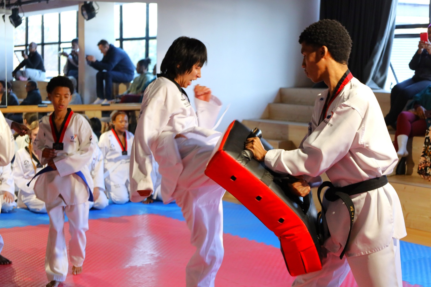 A group of people in karate uniforms

AI-generated content may be incorrect.