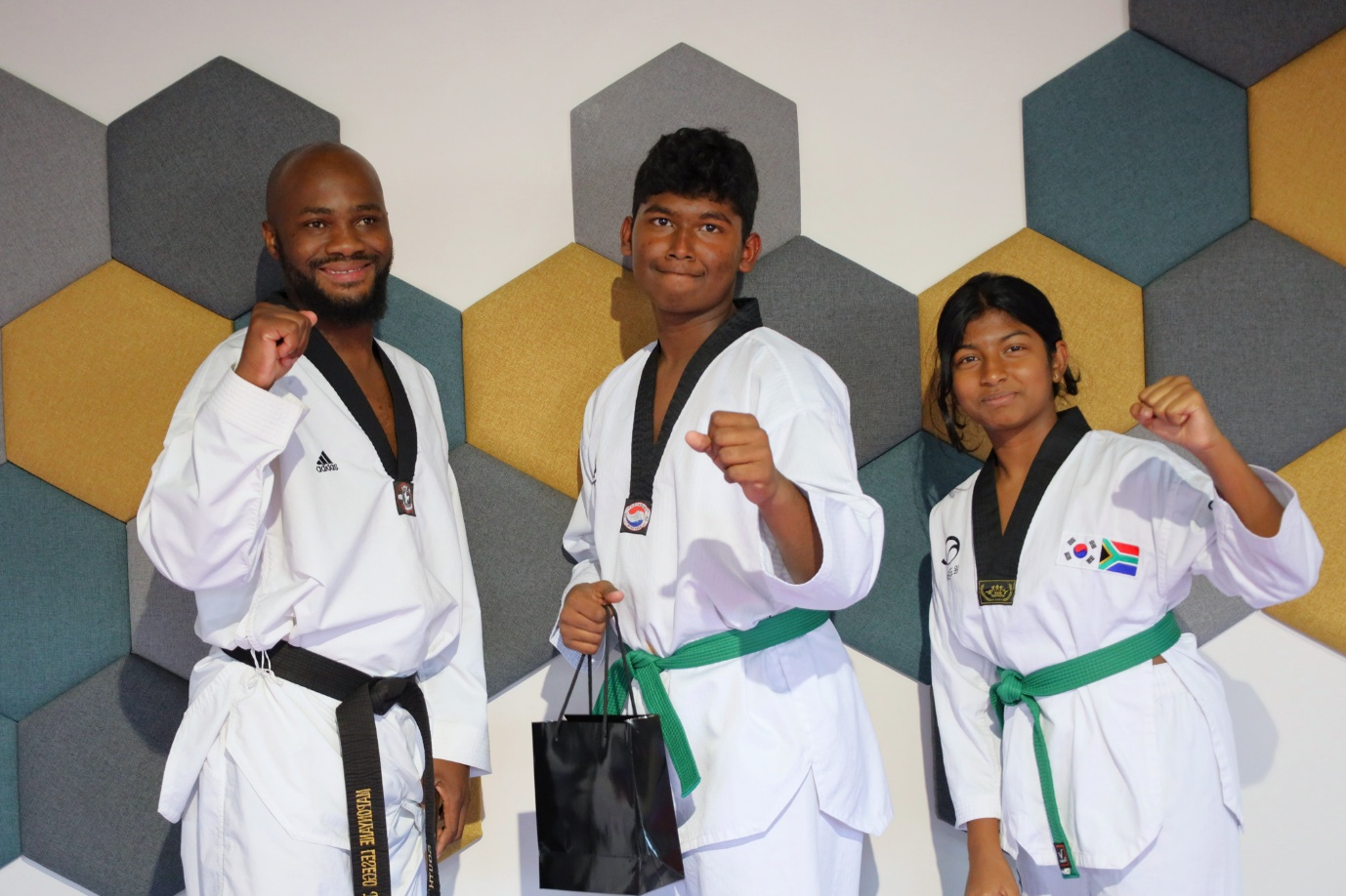 A group of people in karate uniforms

AI-generated content may be incorrect.