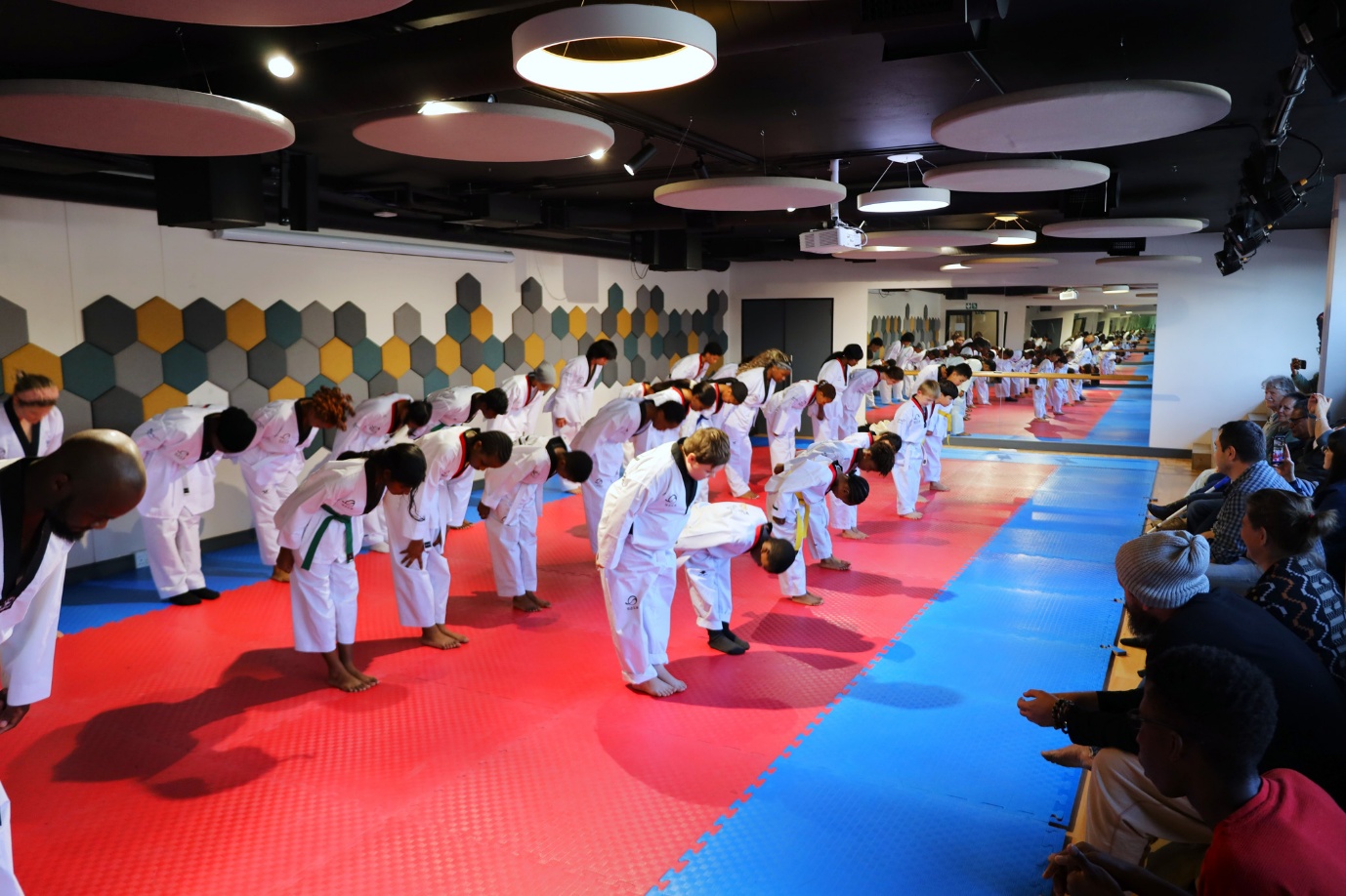 A group of people in karate uniforms

AI-generated content may be incorrect.