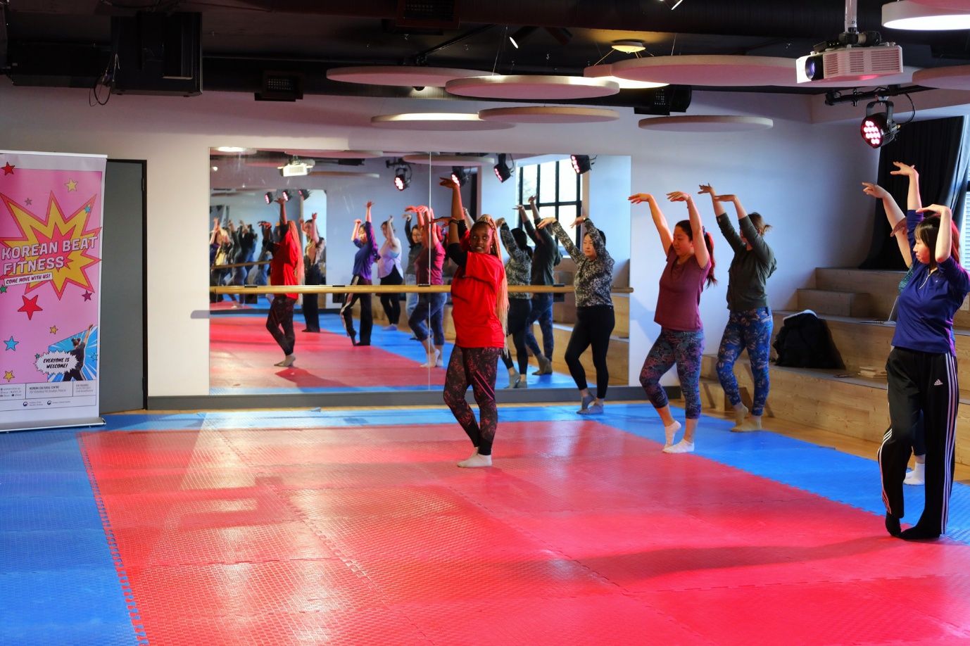 A group of people in a gym

AI-generated content may be incorrect.