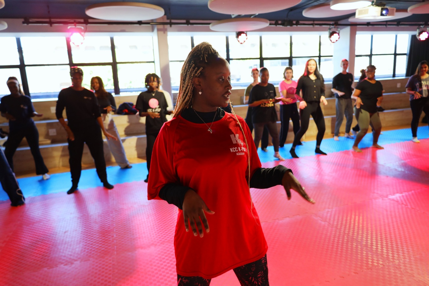 A group of people in a room

AI-generated content may be incorrect.