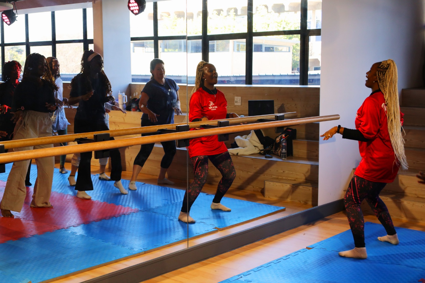 A group of people in a gym

AI-generated content may be incorrect.