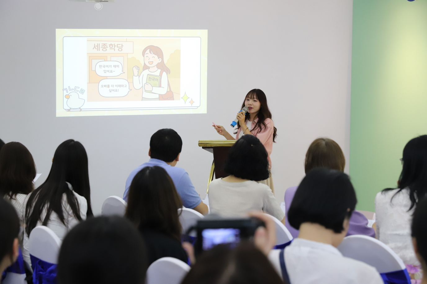 주베트남한국문화원&nbsp;세종학당&nbsp;2025년 한국어&nbsp;말하기&nbsp;대회 참가자는 발표하고 있다.