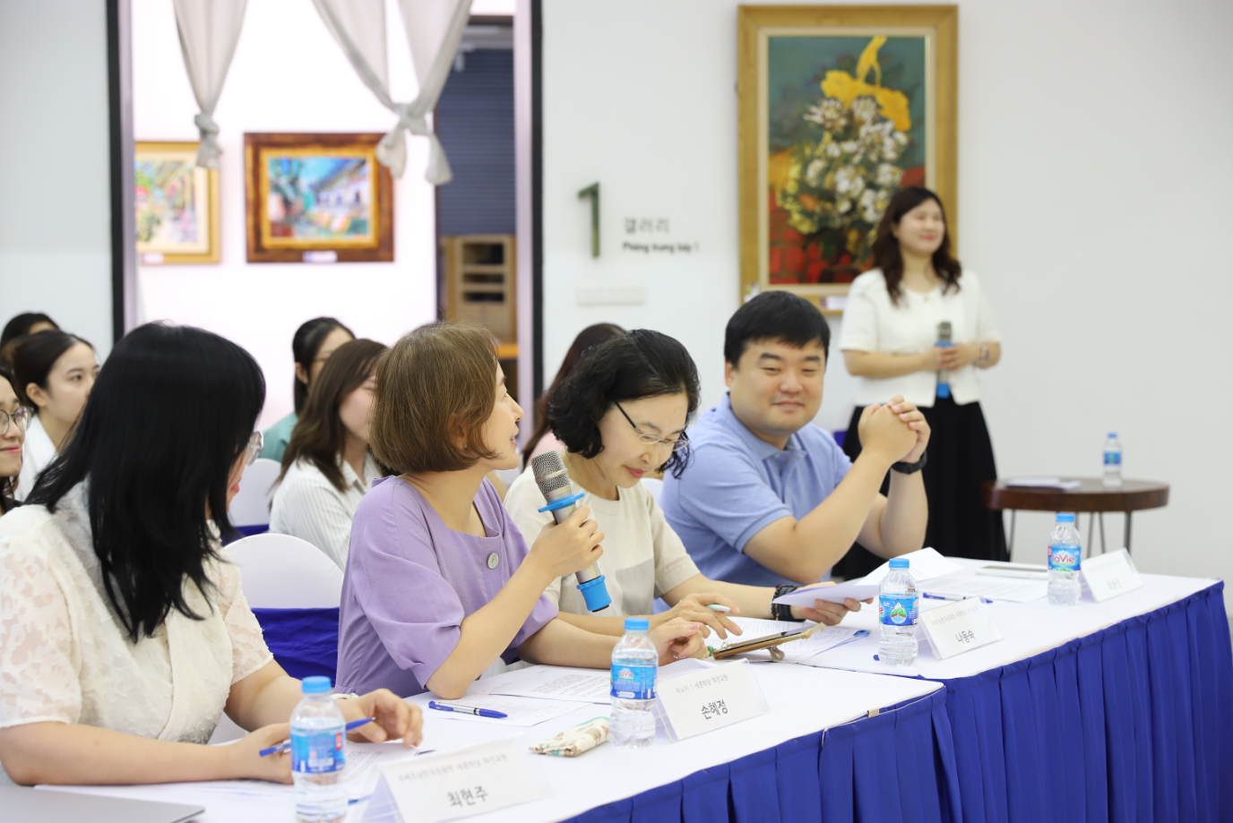 주베트남한국문화원&nbsp;세종학당&nbsp;2025년 한국어&nbsp;말하기&nbsp;대회 심사위원은 참가자에게 질문하고 있다.