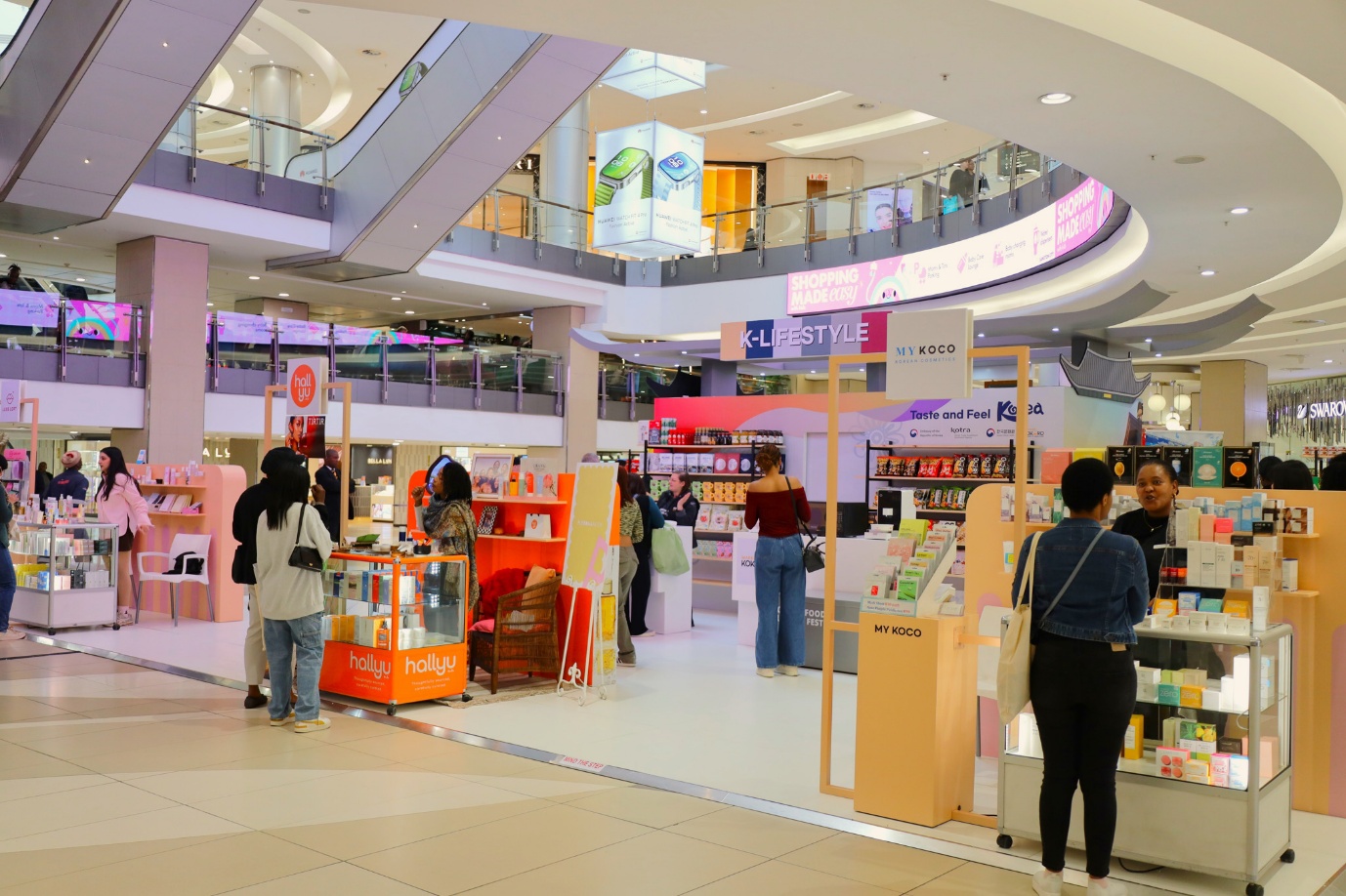 People in a mall

AI-generated content may be incorrect.