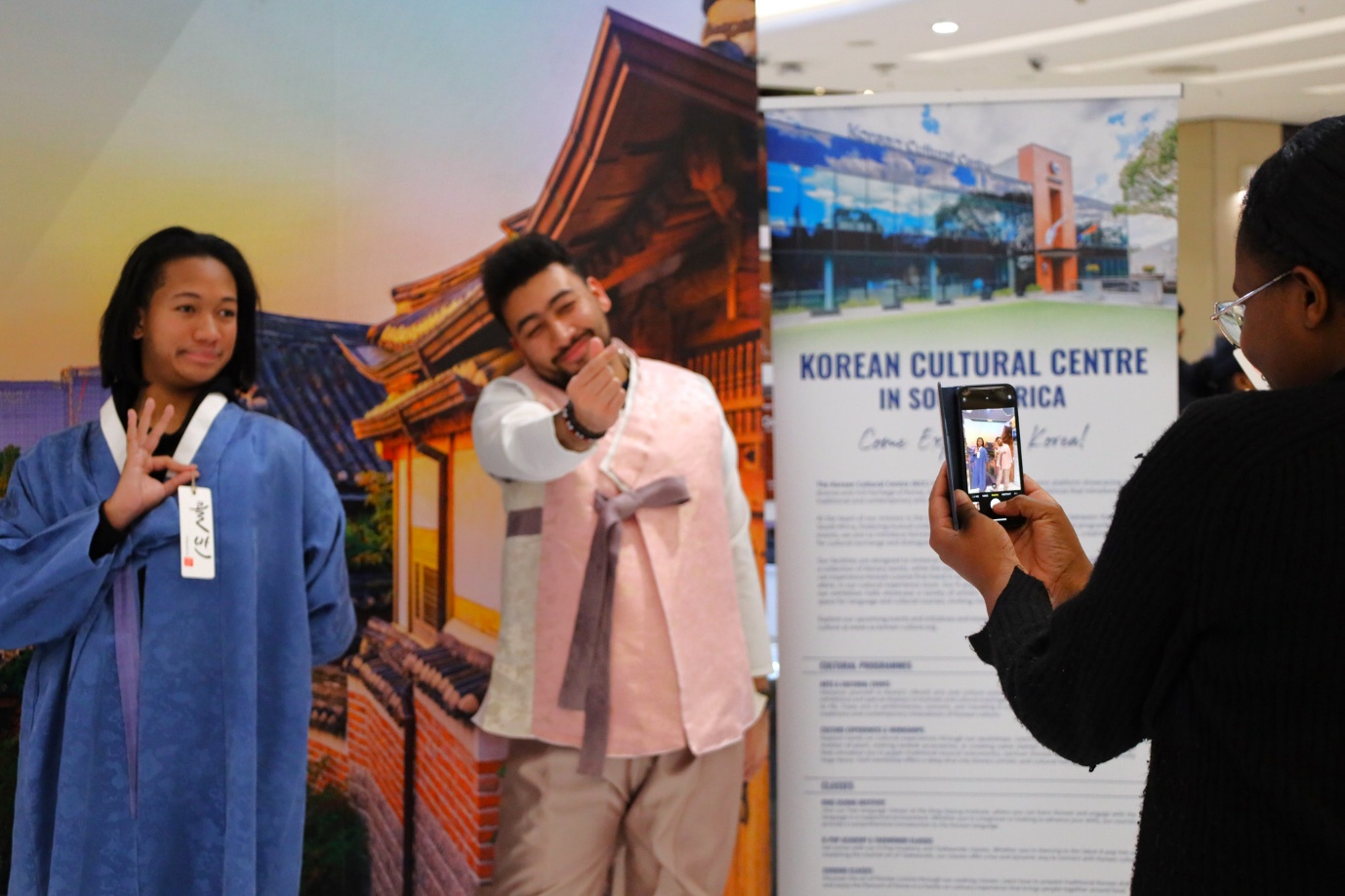 A person taking a picture of a person and person

AI-generated content may be incorrect.