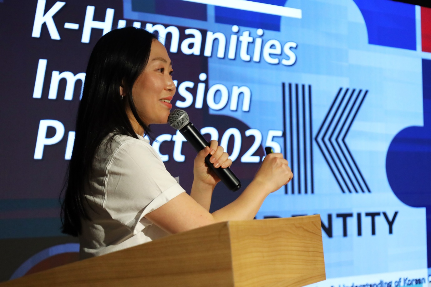 A person speaking into a microphone

AI-generated content may be incorrect.