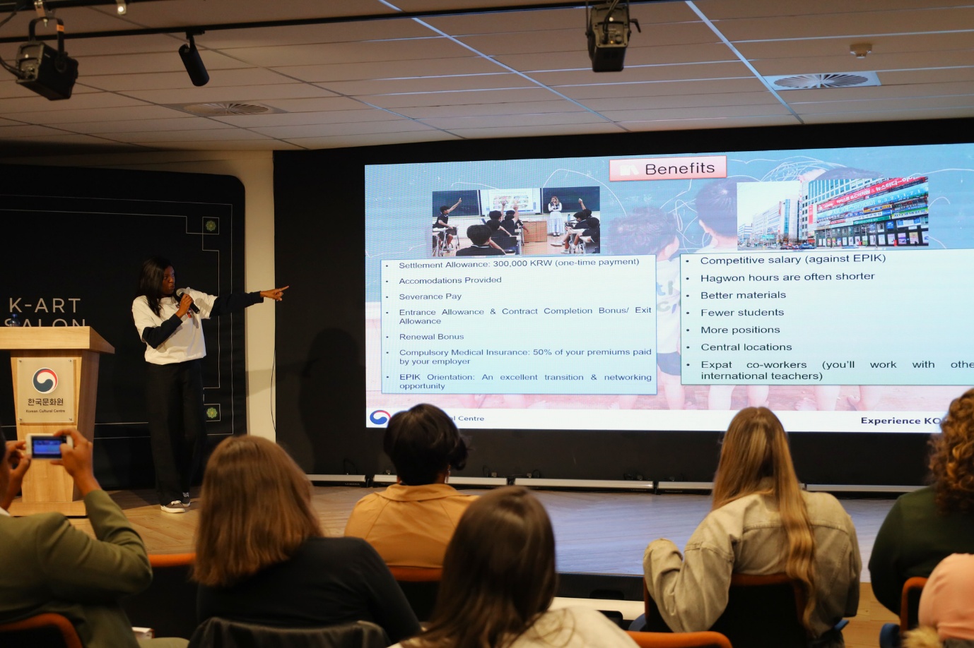 A person giving a presentation to a group of people

AI-generated content may be incorrect.