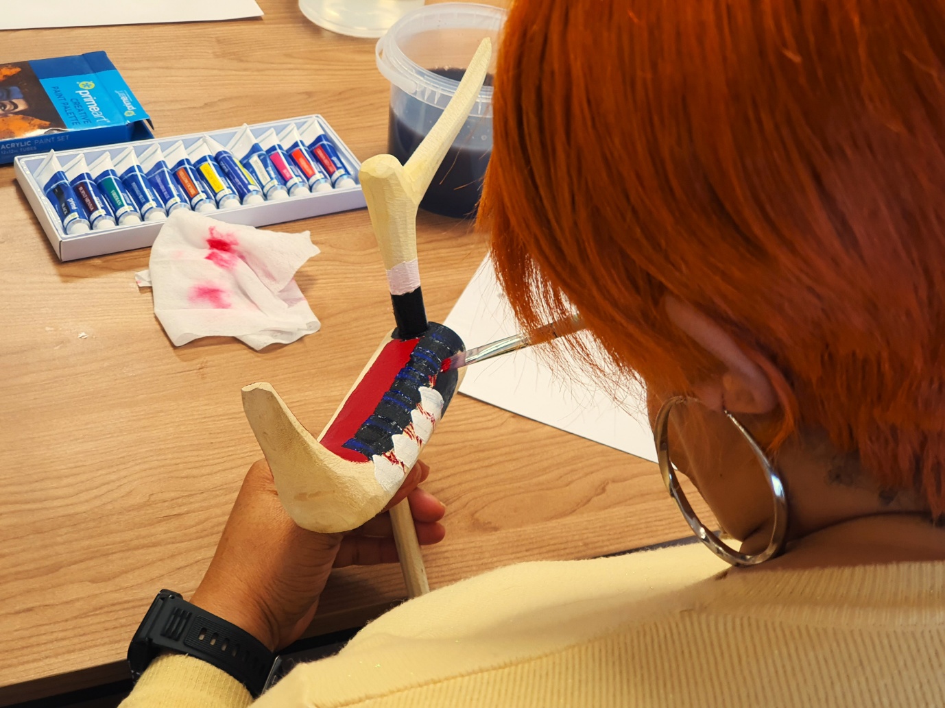 A person painting a bird

AI-generated content may be incorrect.