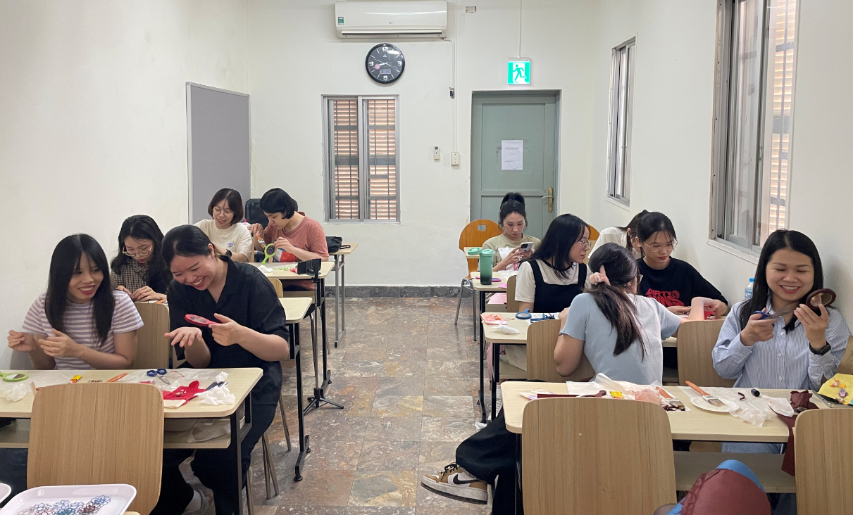 주베트남한국문화원 세종학당 수강생들은 직접&nbsp;한지를&nbsp;활용해&nbsp;손거울을&nbsp;꾸민다.