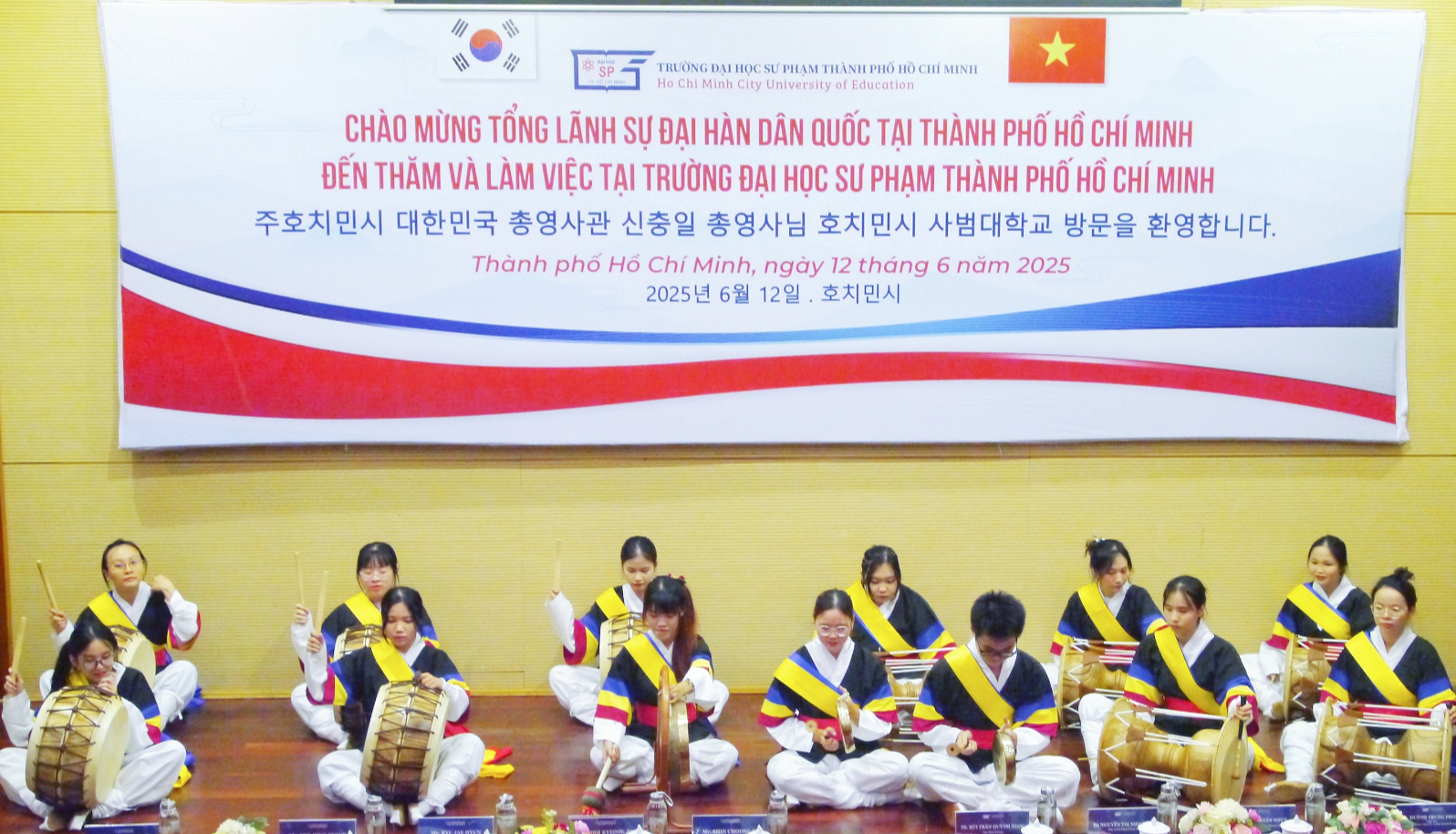 학생들이 주호치민시 대한민국 총영사관 신충일 총영사님 방문 행사에 공연하고 있다.