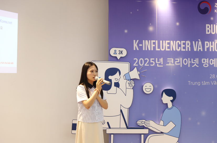 2025년 대표 명예기자는 활동 경험에 대해 발표하고 있다.