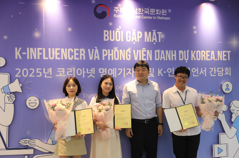 2025년 상반기 동안 활발한 활동을 펼친&nbsp;3명의 명예기자에게 주베트남한국문화원장께서 표창장을 수여한다.
