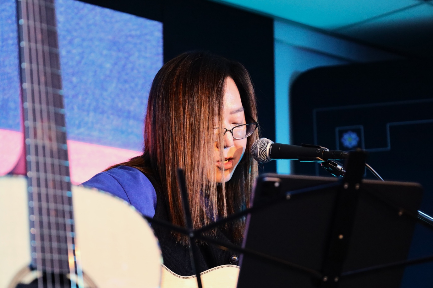 A person with glasses playing guitar

AI-generated content may be incorrect.