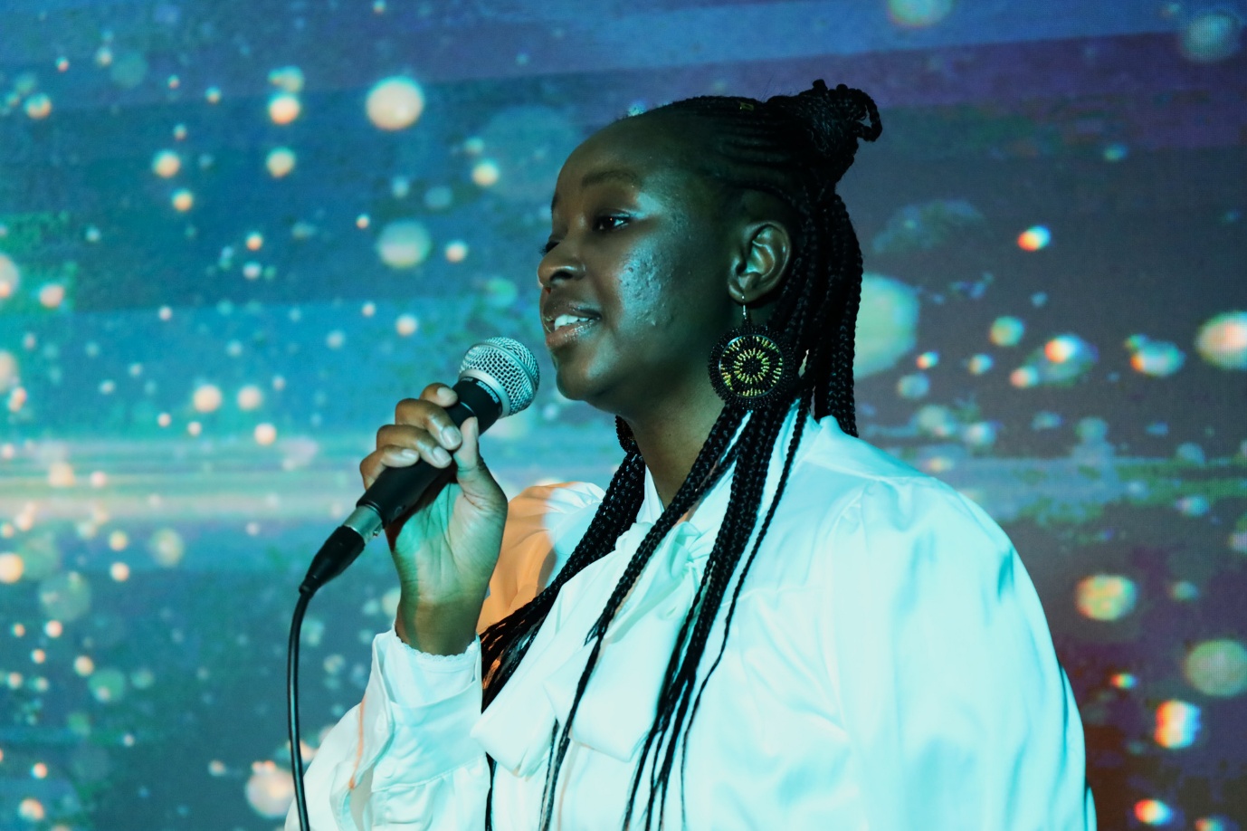 A person holding a microphone

AI-generated content may be incorrect.